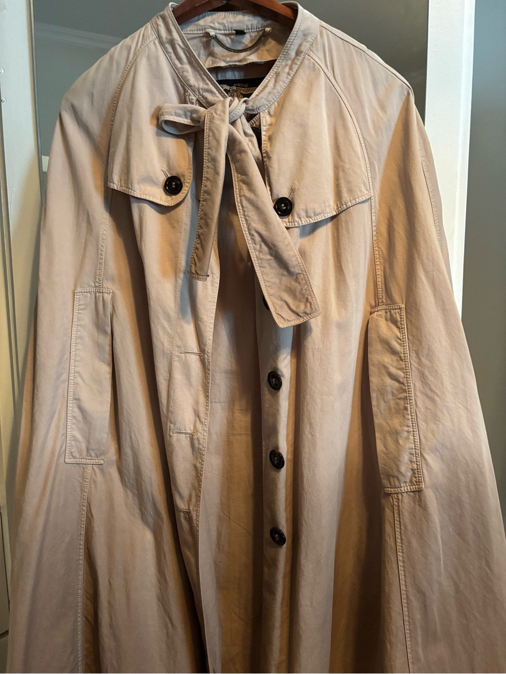 Burberry authentic trench cape. Khaki cotton ombré colour, openings for arms